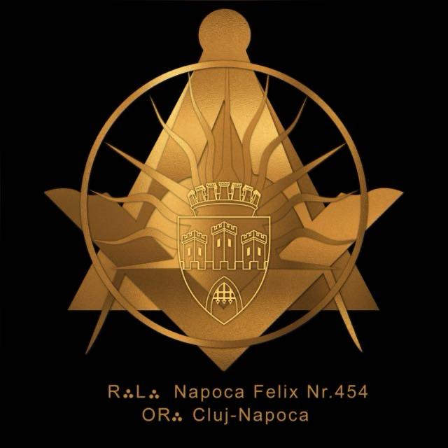 Sigla aurie Napoca Felix 454 pe fundal negru